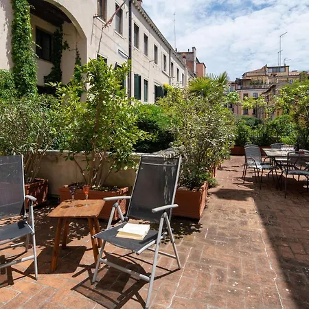 Accademia Terrazza شقة