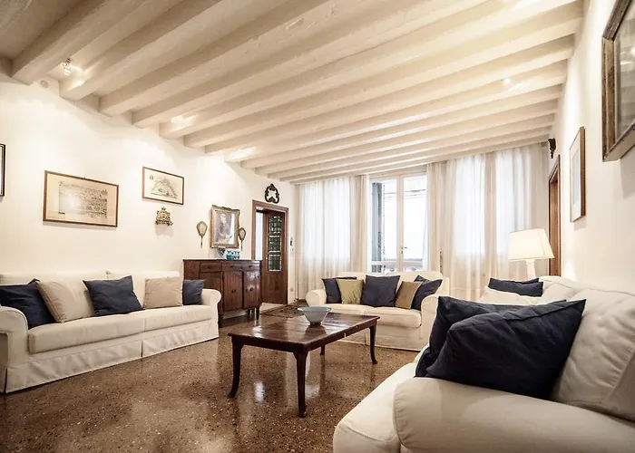 学院露台公寓 *